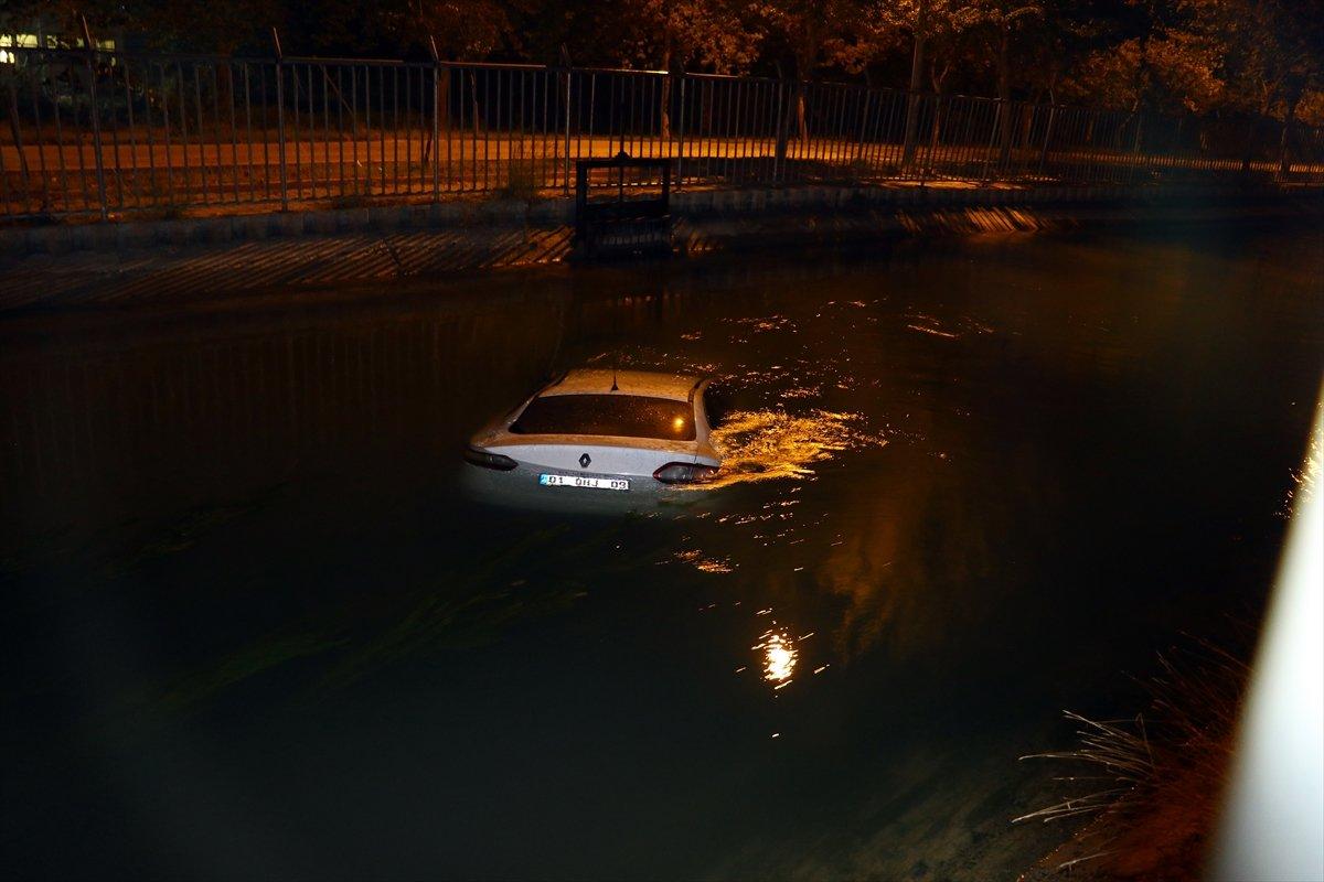 Adana'da sulama kanalına araç düştü