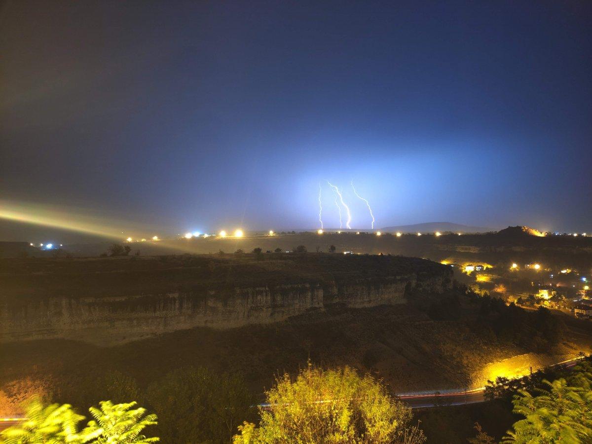Safranbolu'da yıldırımlar gökyüzünü aydınlattı