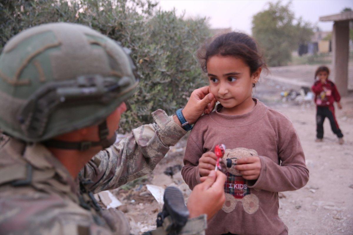 Türk askeri ve Suriyeli çocukların yakınlığı