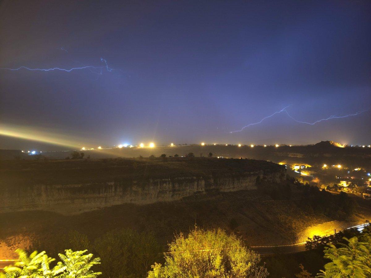 Safranbolu'da yıldırımlar gökyüzünü aydınlattı