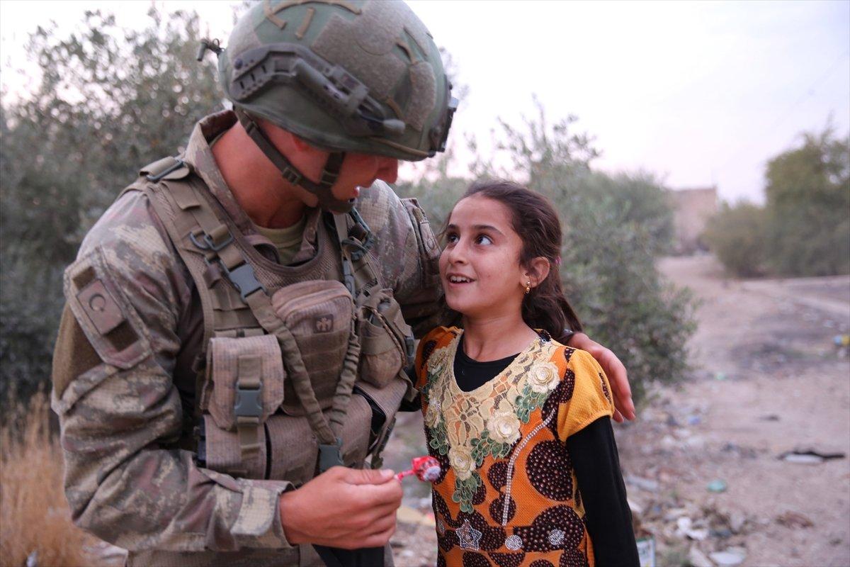 Türk askeri ve Suriyeli çocukların yakınlığı