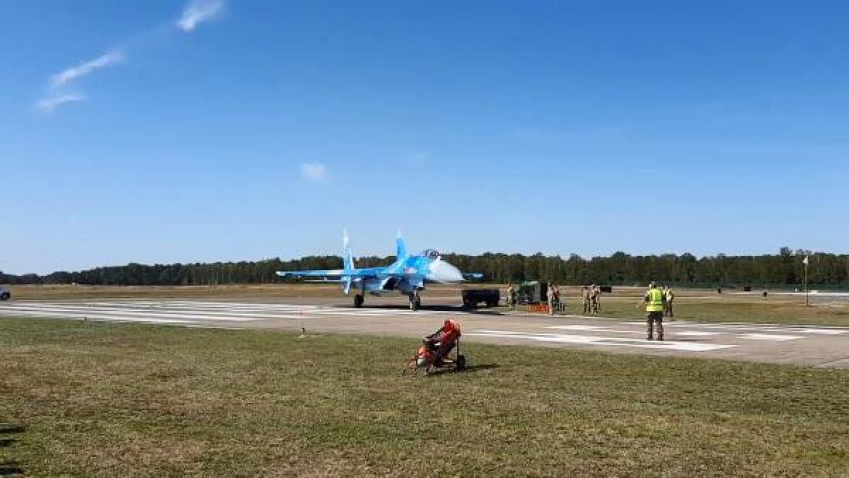 Belçika'da savaş uçağının hava akımıyla 2 kişi savruldu