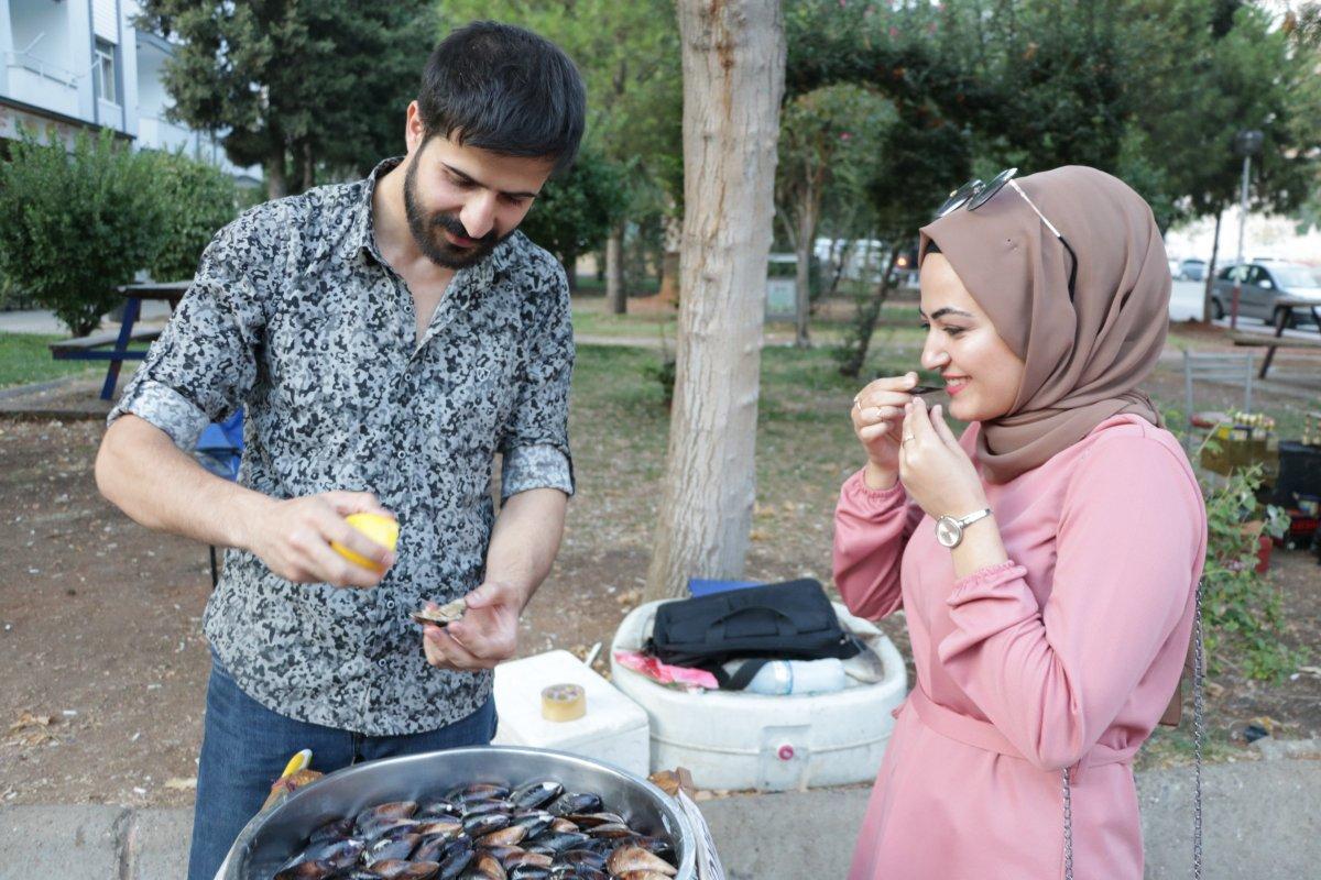 Kahramanmaraşlı genç midye satarak okul harçlığını çıkarıyor