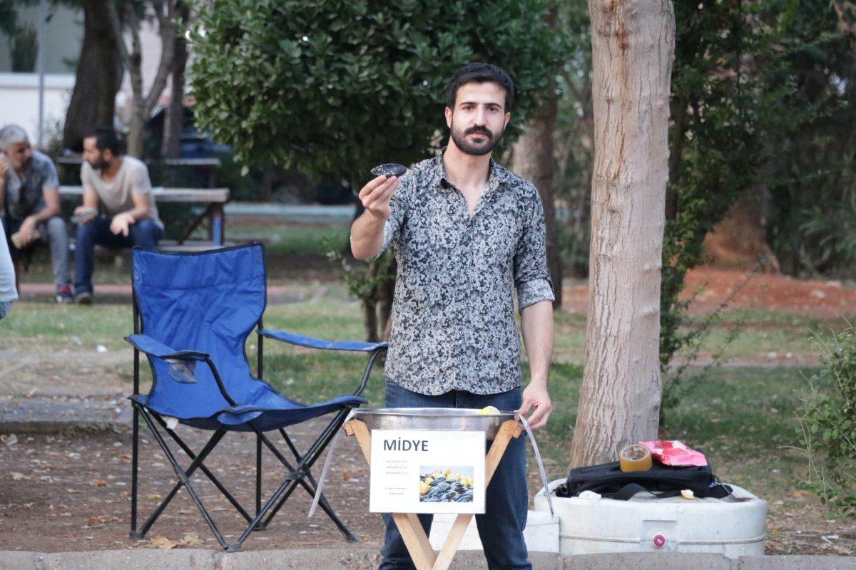 Kahramanmaraşlı genç midye satarak okul harçlığını çıkarıyor