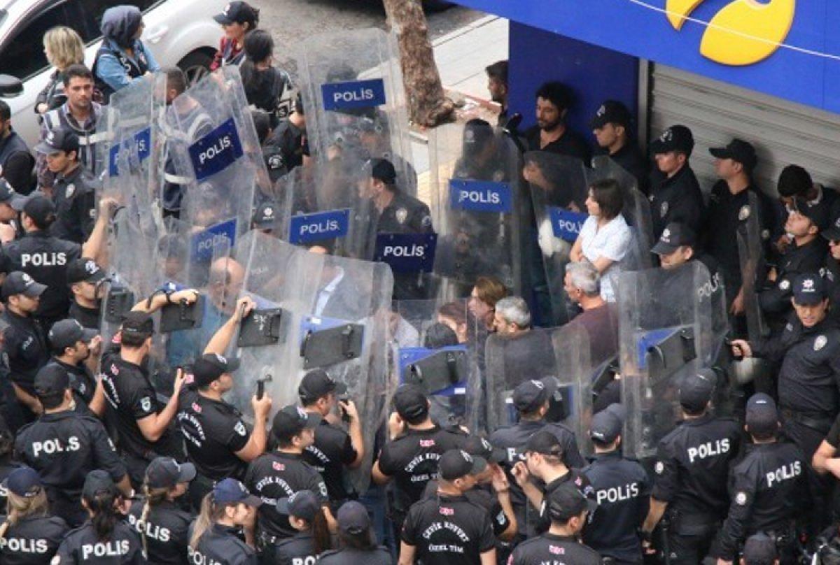 Barış Pınarı Harekatı'nı protesto etmek isyen HDP'lilere engel