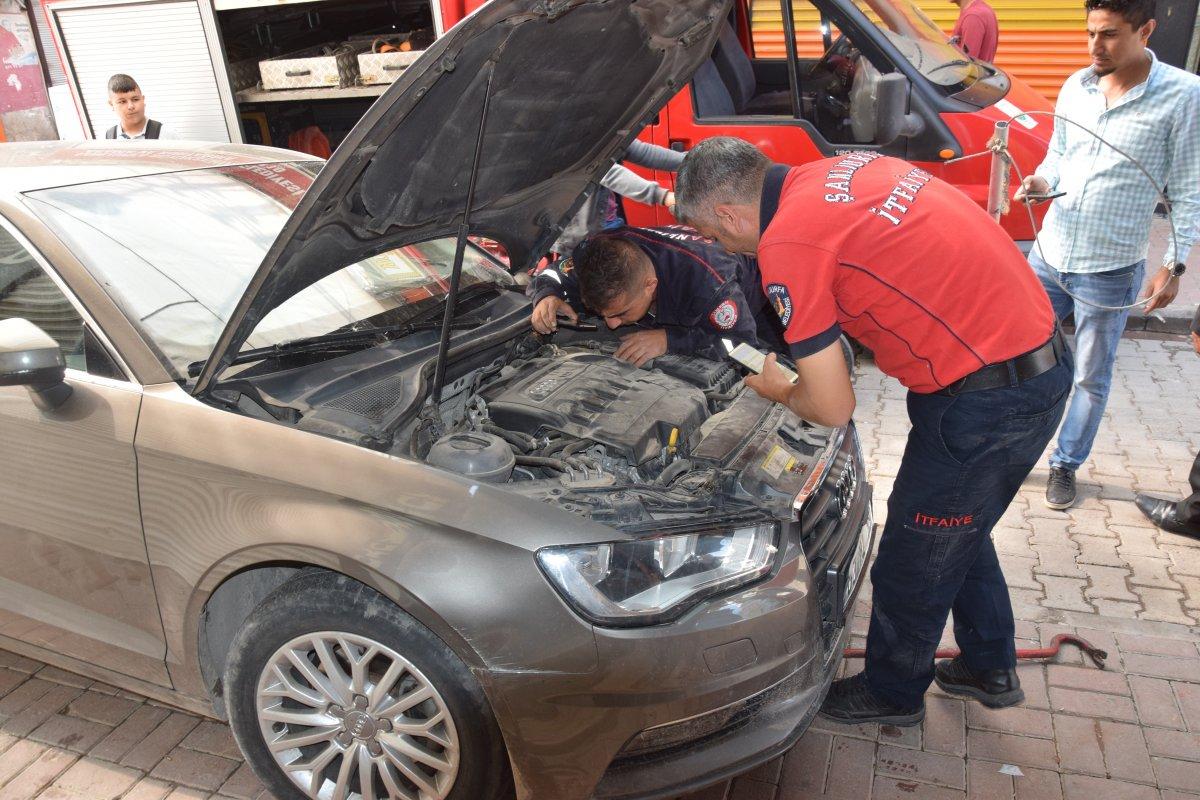 Aracın motorunda sıkışan kediyi itfaiye kurtardı