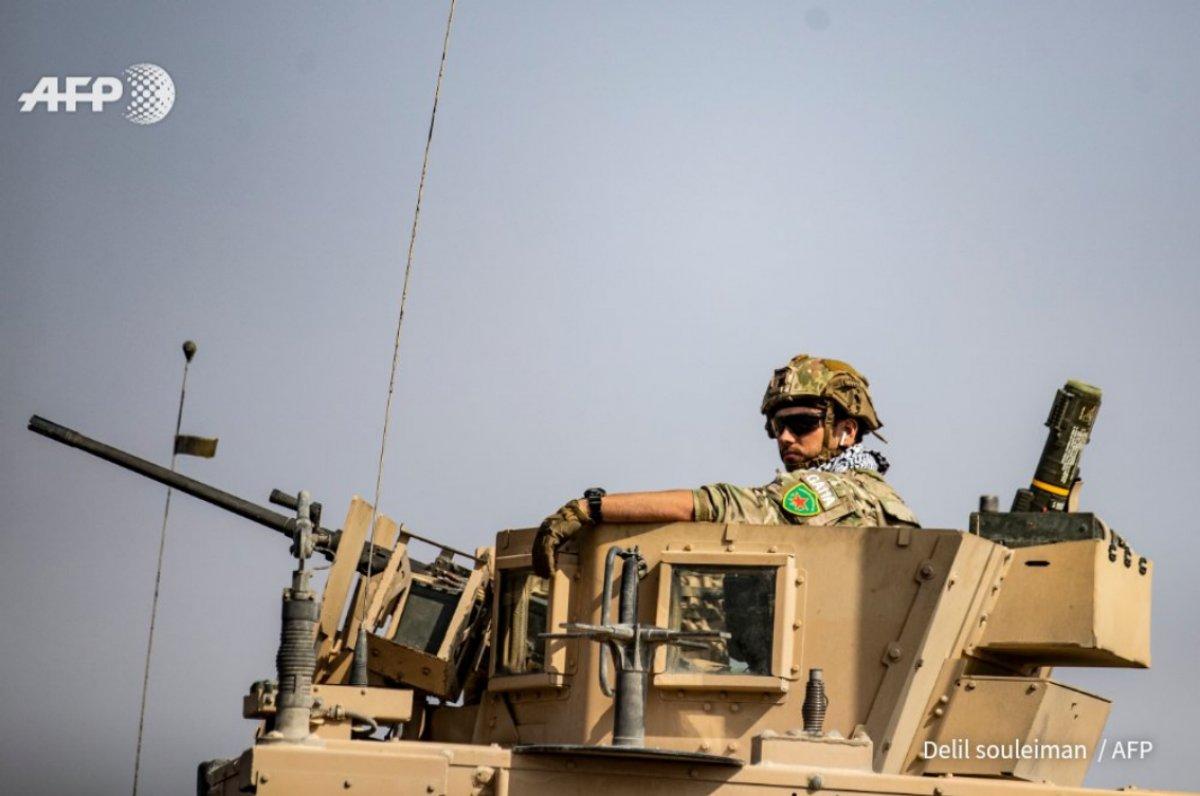 Amerikan askerleri  YPG arması taktı