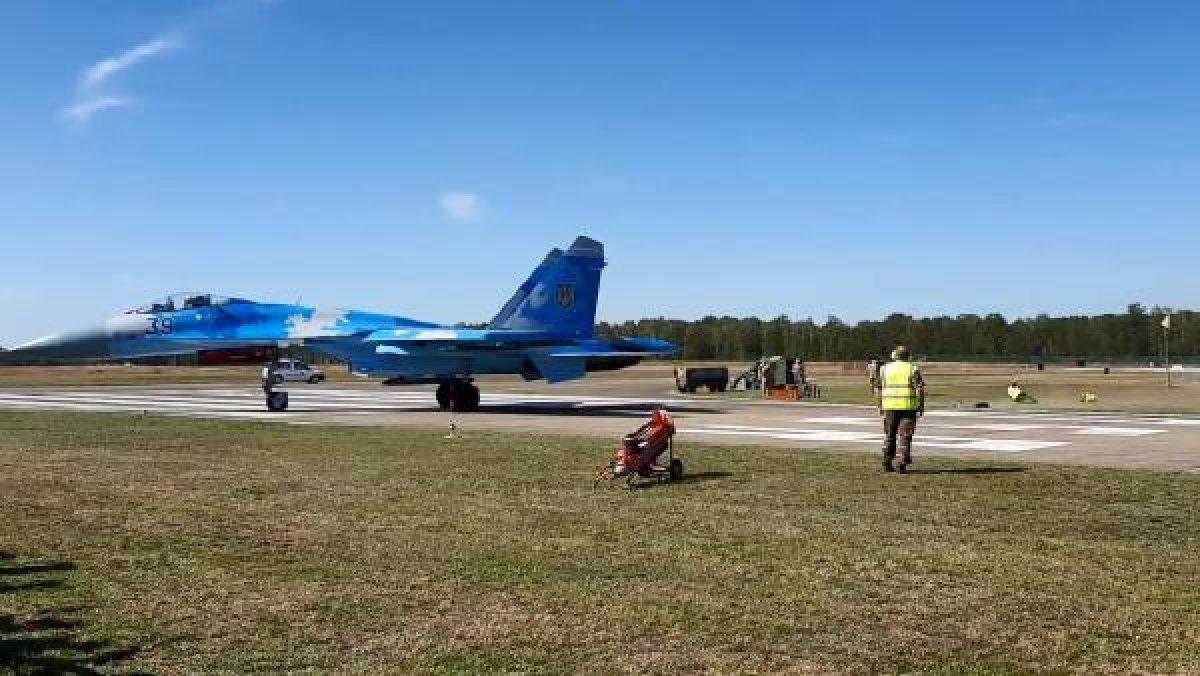 Belçika'da savaş uçağının hava akımıyla 2 kişi savruldu