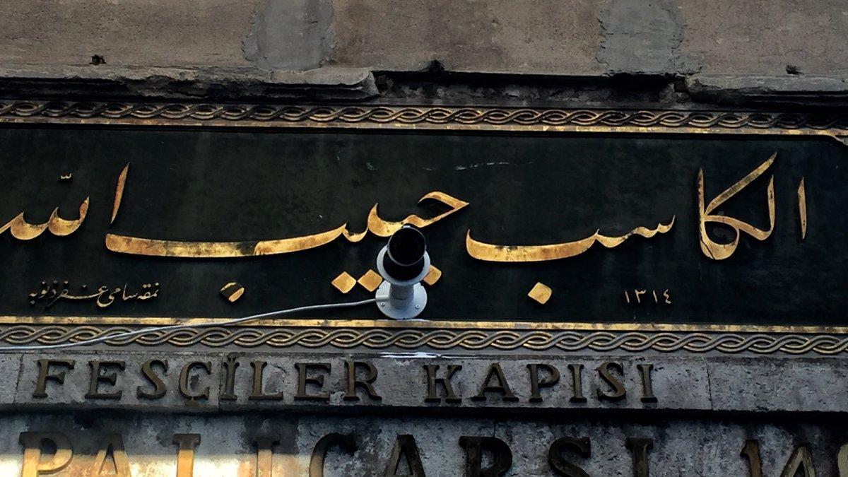 Kapalıçarşı'daki tarihi kitabeyi delip kamera yerleştirdiler