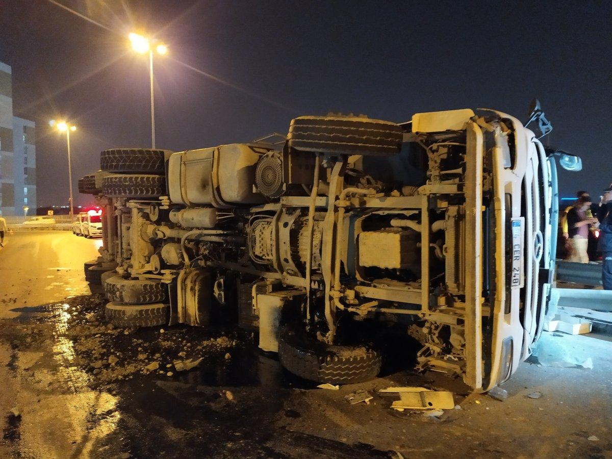 Esenler'de hafriyat kamyonu yola devrildi