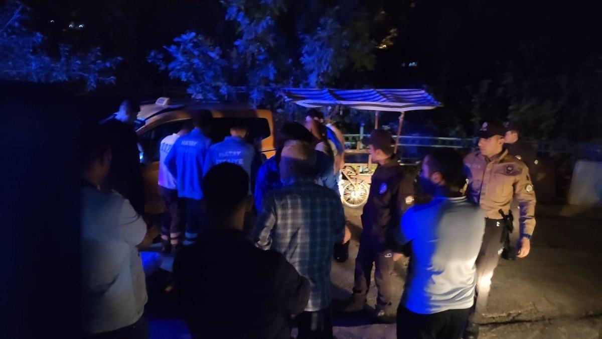 Hatay'da bir taksici kendi aracının altında kalarak öldü