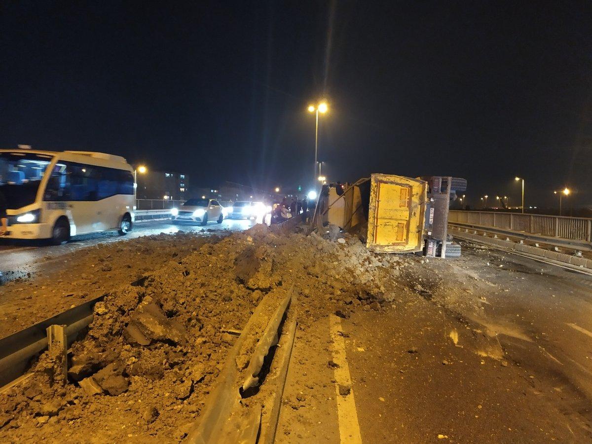 Esenler'de hafriyat kamyonu yola devrildi