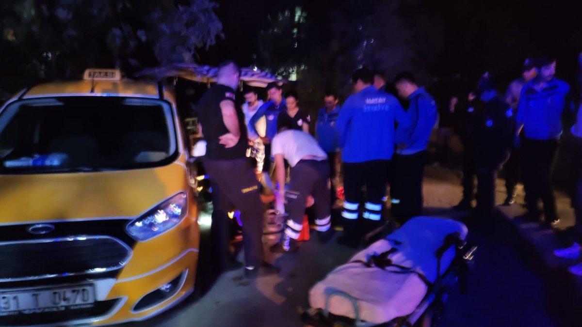 Hatay'da bir taksici kendi aracının altında kalarak öldü