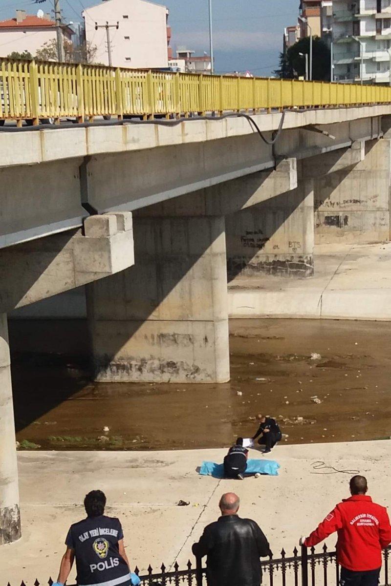 Balıkesir'de bir kişi köprüden atlayarak intihar etti