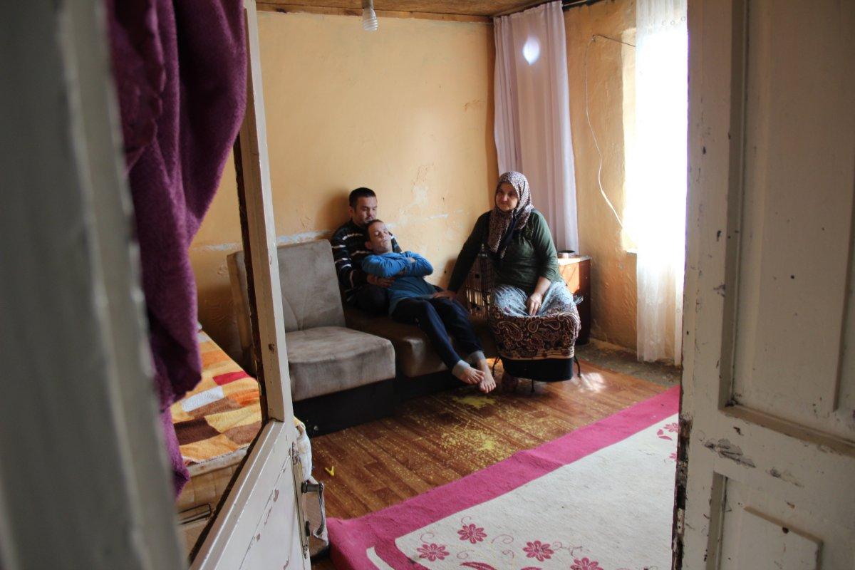 Harabe evde zihinsel engelli çocuklarına bakıyor