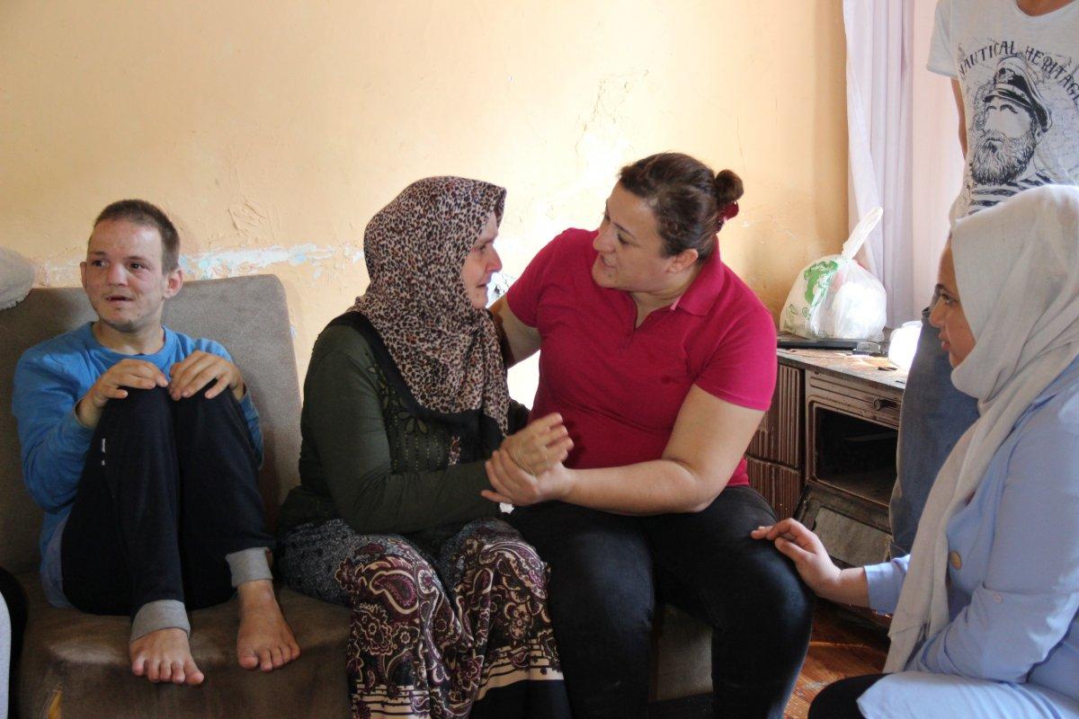 Harabe evde zihinsel engelli çocuklarına bakıyor