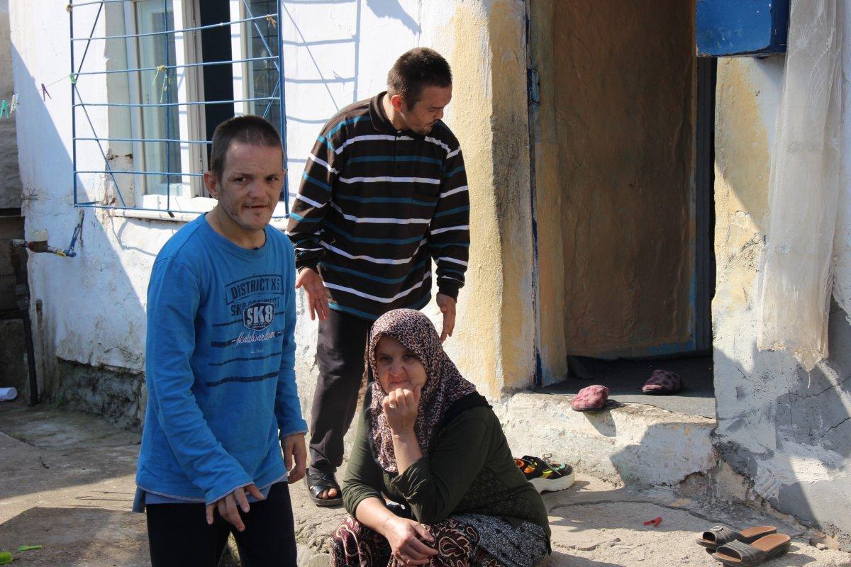 Harabe evde zihinsel engelli çocuklarına bakıyor