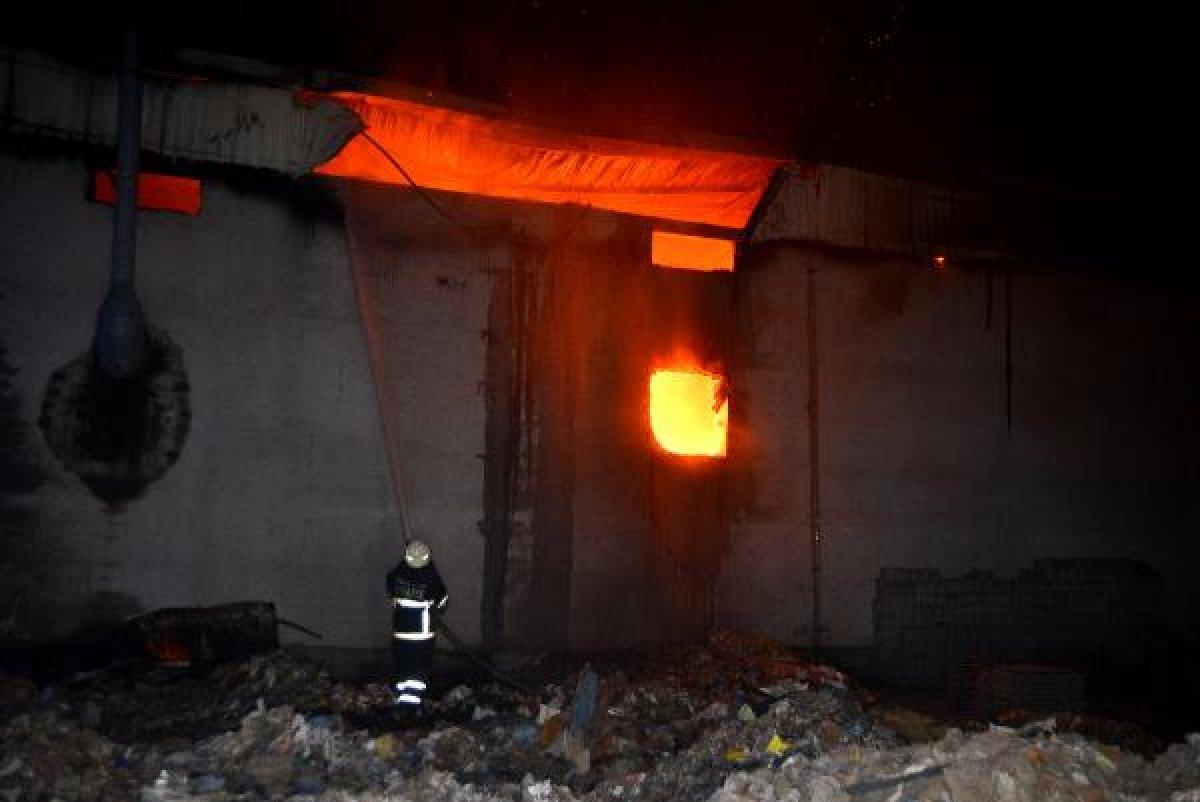 Adana'da fabrikada yangın çıktı