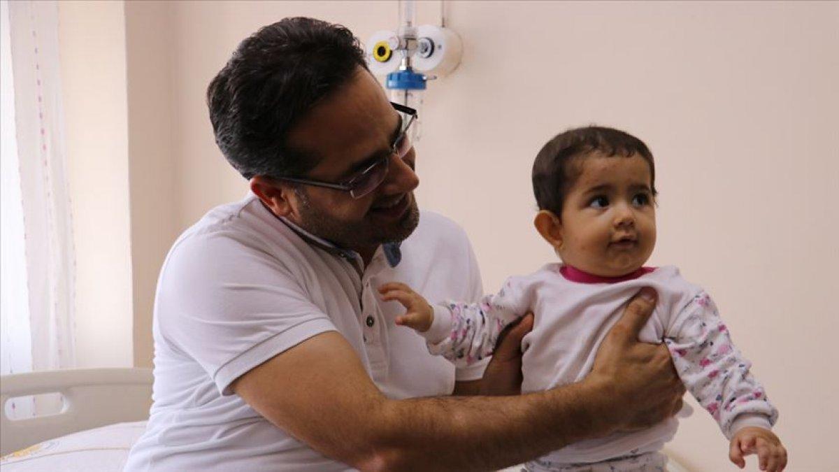 Acı çeken bebeğin böbreğinden 40 taş çıktı