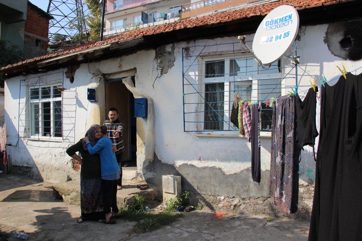 Harabe evde zihinsel engelli çocuklarına bakıyor