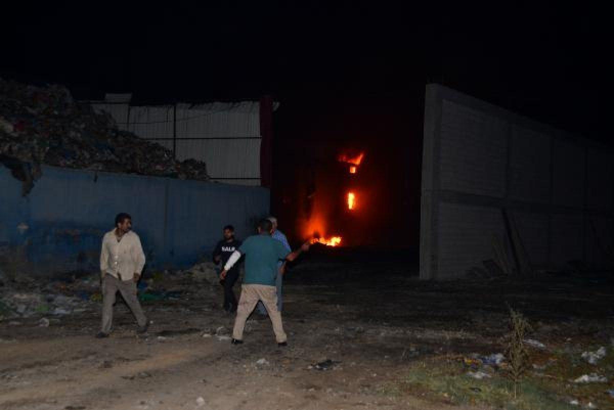 Adana'da fabrikada yangın çıktı