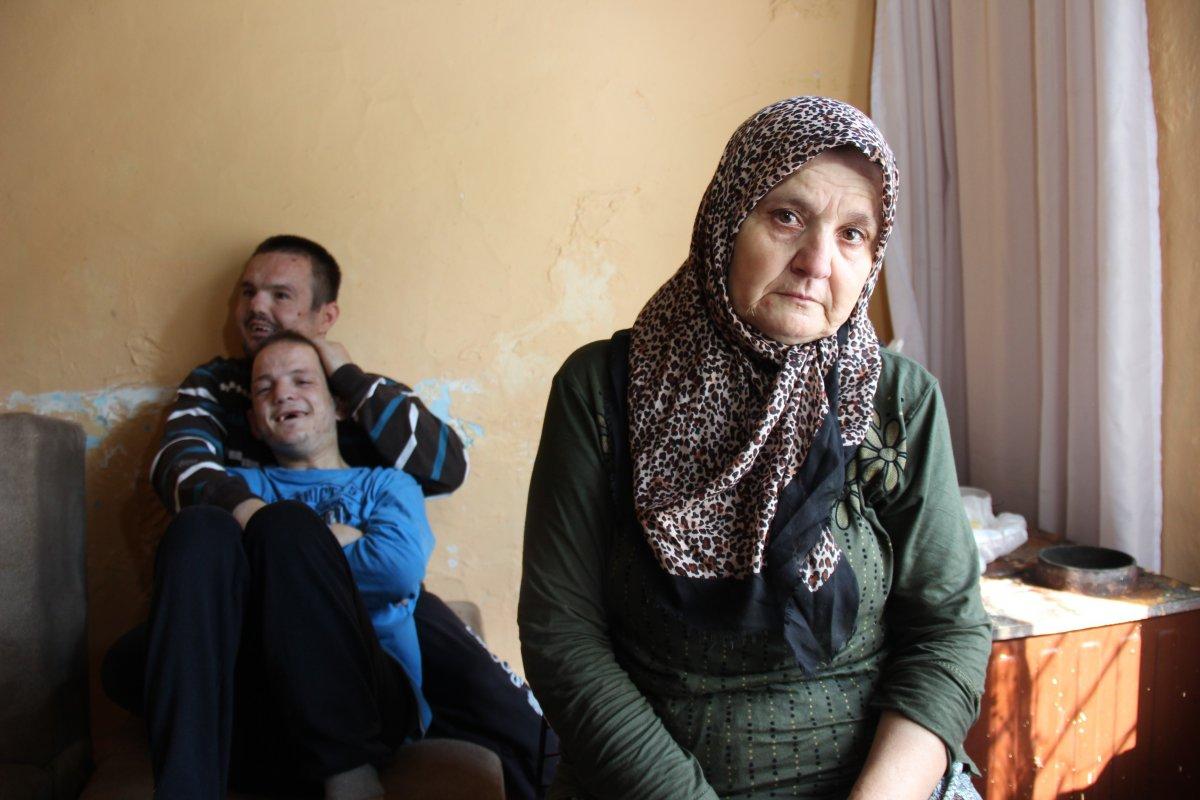 Harabe evde zihinsel engelli çocuklarına bakıyor