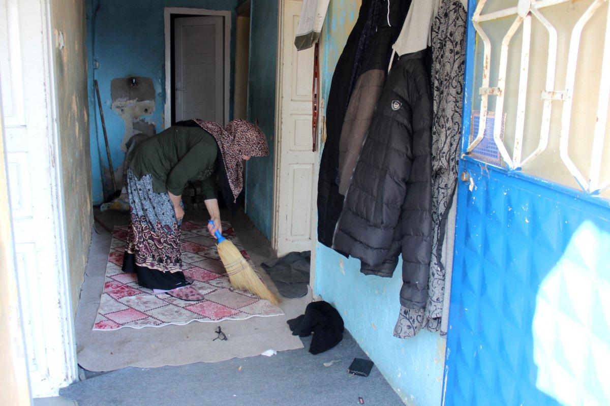 Harabe evde zihinsel engelli çocuklarına bakıyor