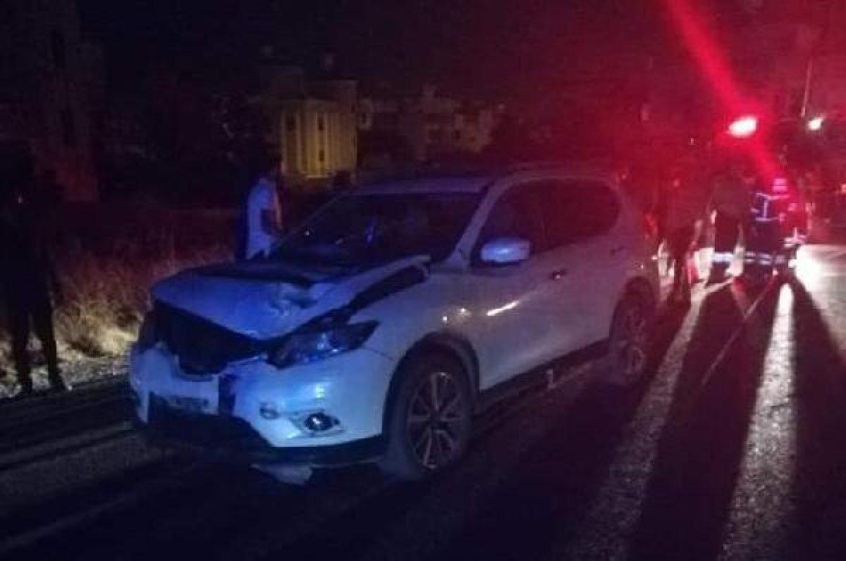 Yolun karşısına geçmeye çalışan gence otomobil çarptı