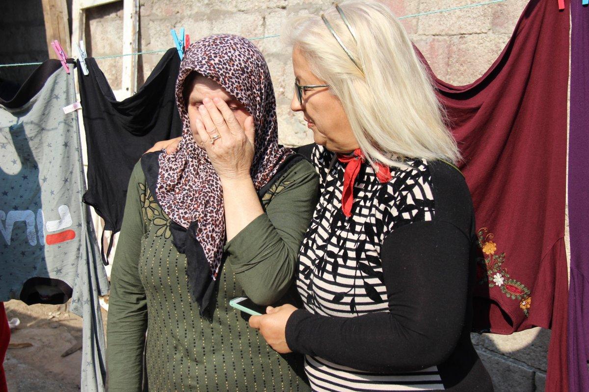 Harabe evde zihinsel engelli çocuklarına bakıyor