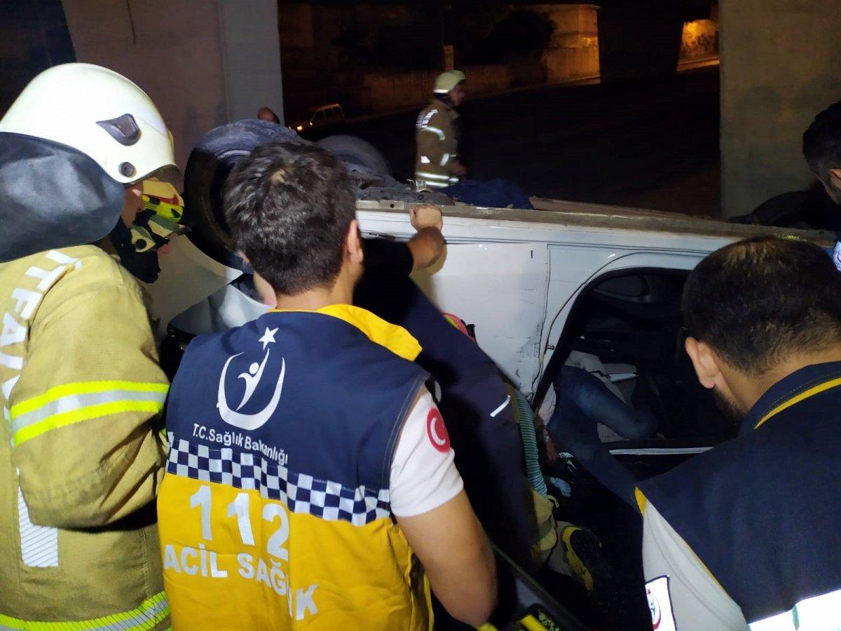 Fatih'te otomobilde sıkışan kazazede 1 saatte kurtarıldı