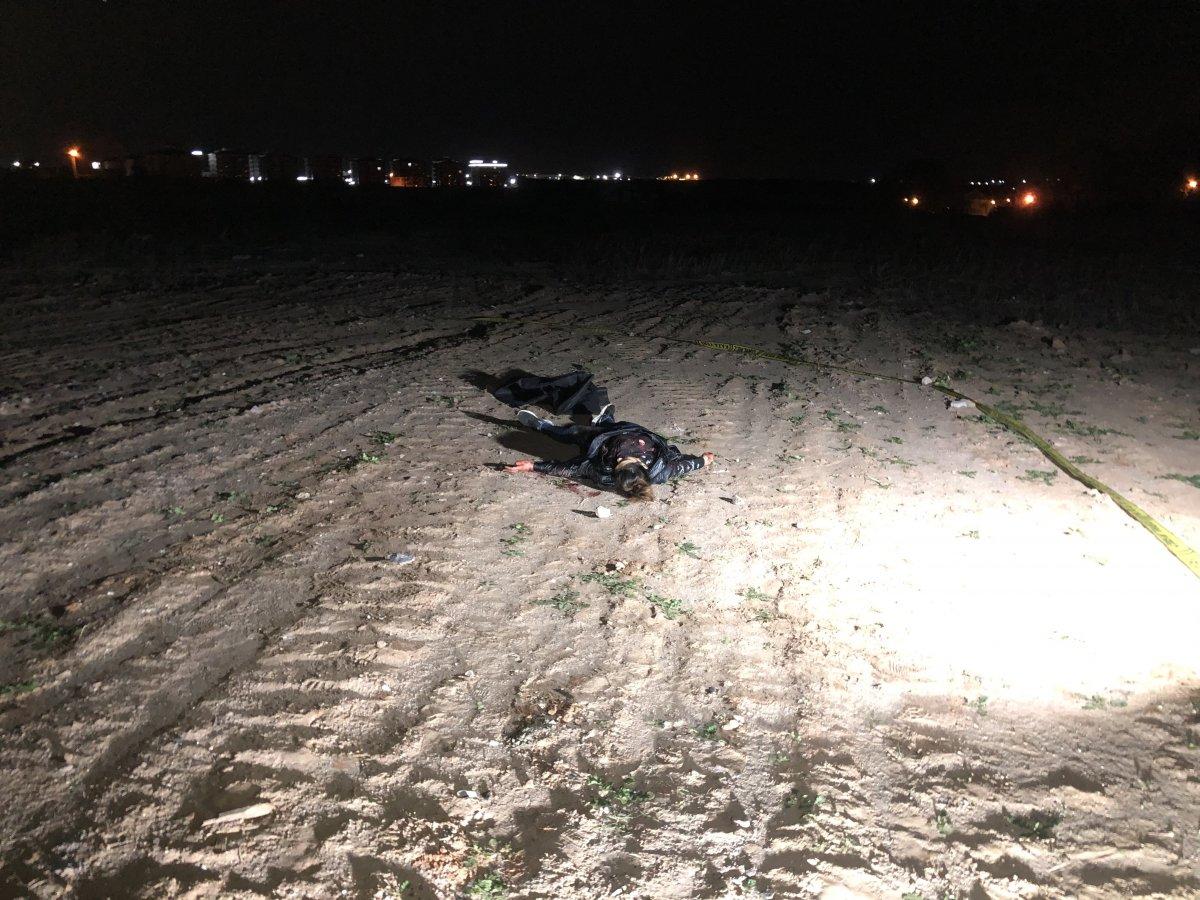 Telefonlarına bakmadığı için genç kadını bıçakla öldürdü