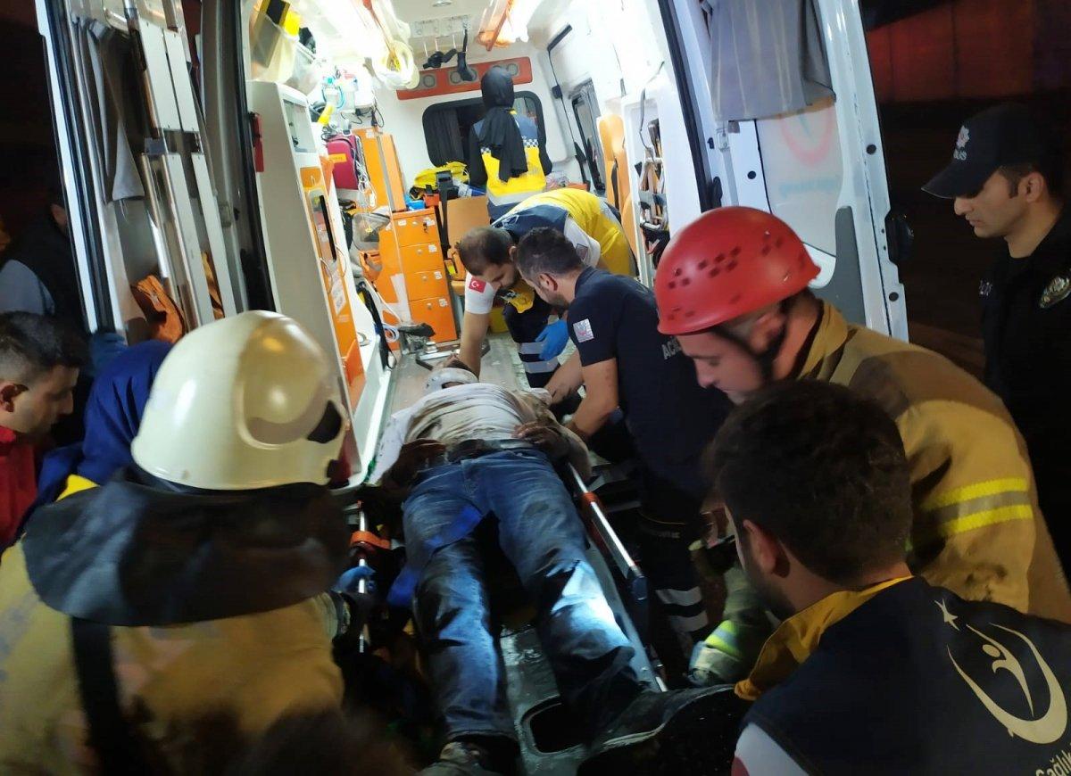 Fatih'te otomobilde sıkışan kazazede 1 saatte kurtarıldı