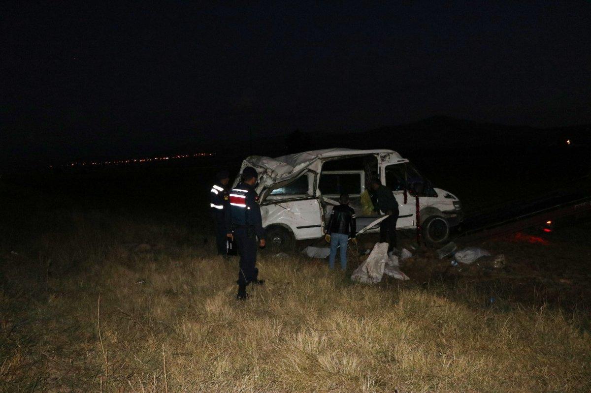 Niğde'de işçileri taşıyan minibüs kaza yaptı