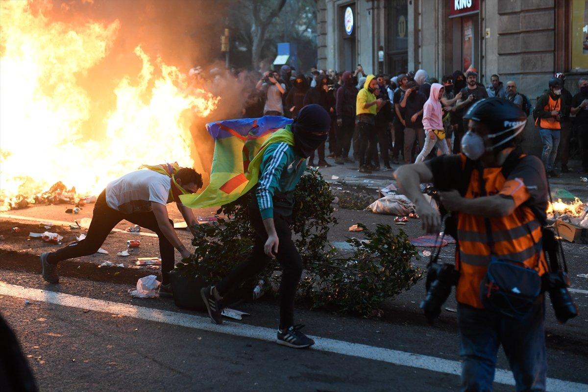 Ayrıçıklı Katalanlar helikoptere havai fişekle saldırdı