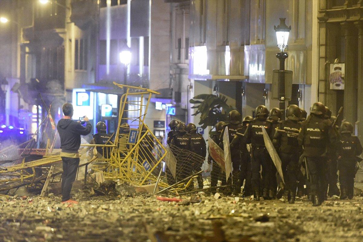 Ayrıçıklı Katalanlar helikoptere havai fişekle saldırdı
