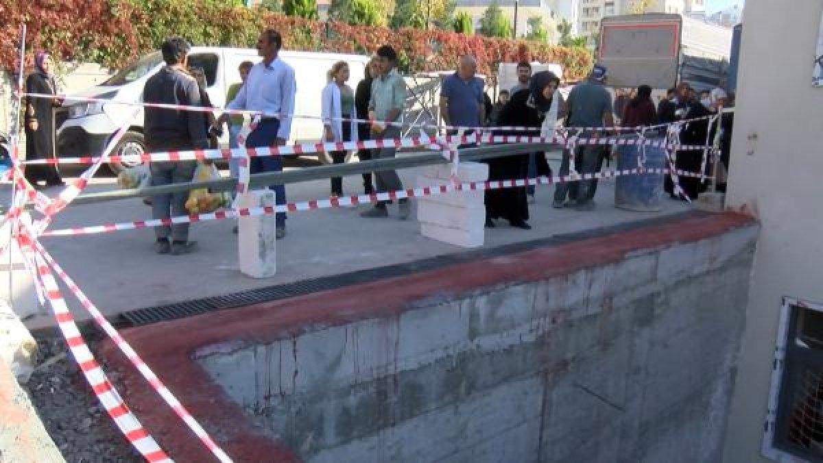 Avcılar'da bir kadın kapalı semt pazarında 3 metreden düştü