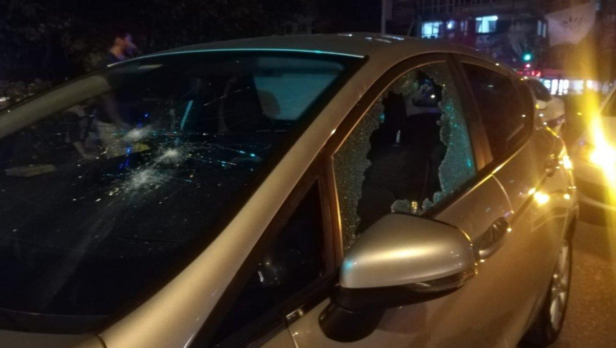 Kaza sonrası kadın sürücü, otomobile levyeyle saldırdı