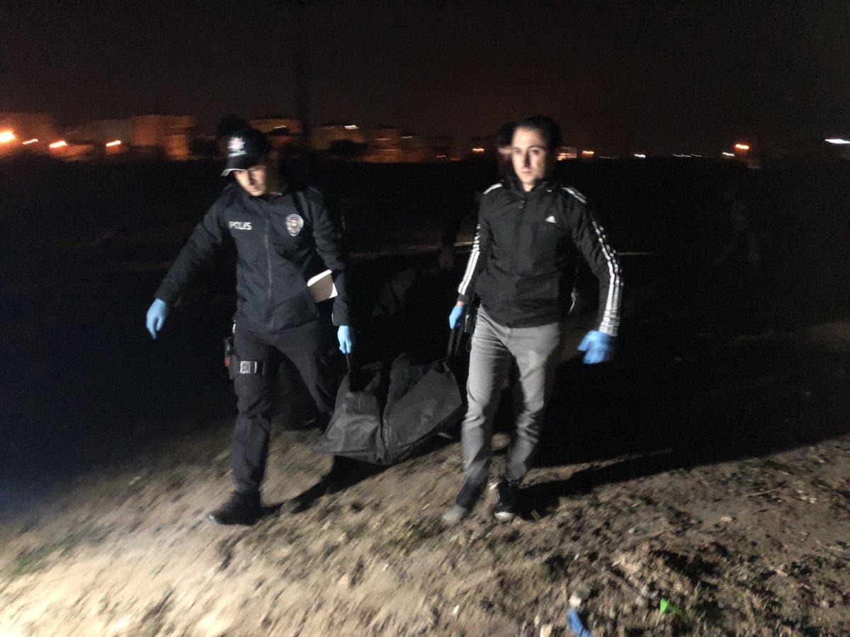 Telefonlarına bakmadığı için genç kadını bıçakla öldürdü