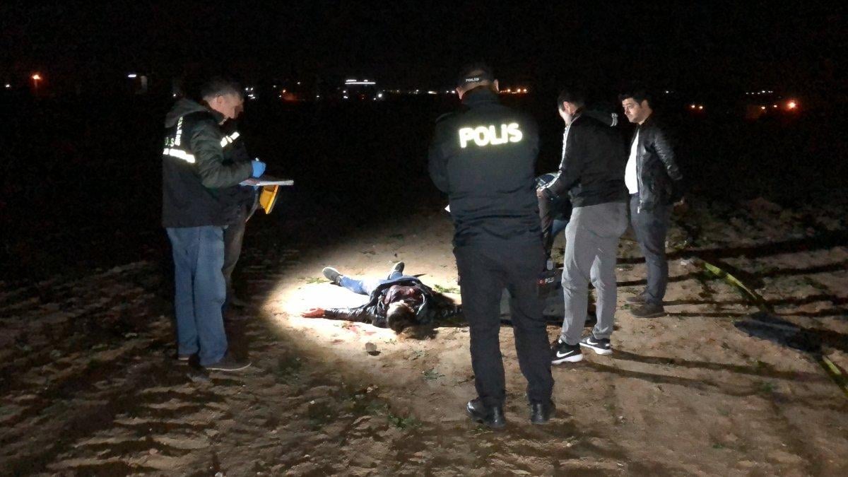 Telefonlarına bakmadığı için genç kadını bıçakla öldürdü