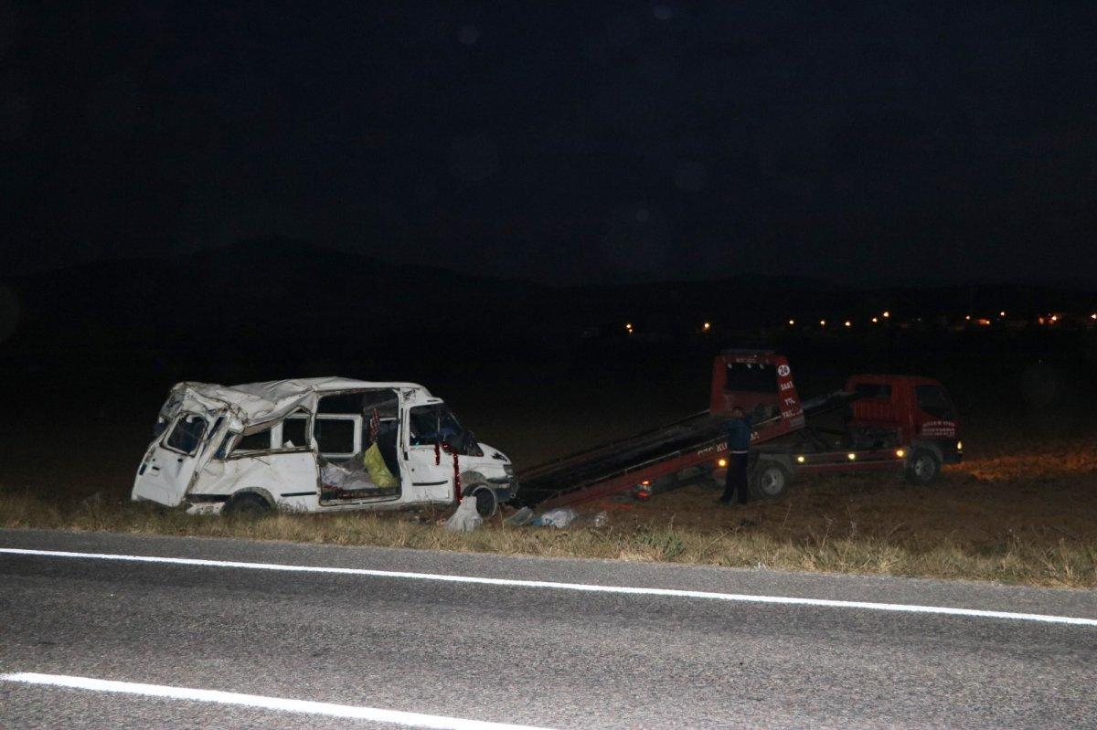 Niğde'de işçileri taşıyan minibüs kaza yaptı