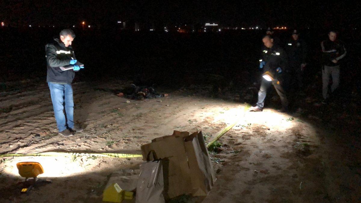 Telefonlarına bakmadığı için genç kadını bıçakla öldürdü