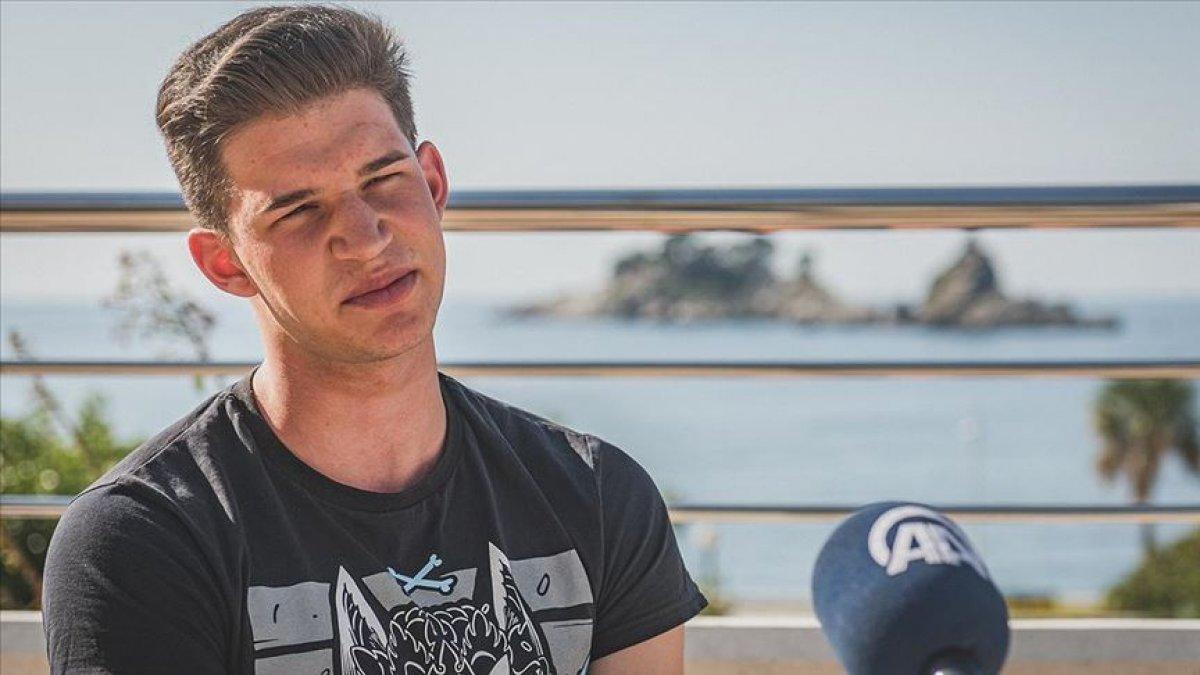 Hadisten etkilenen Karadağlı 12 dil öğrendi