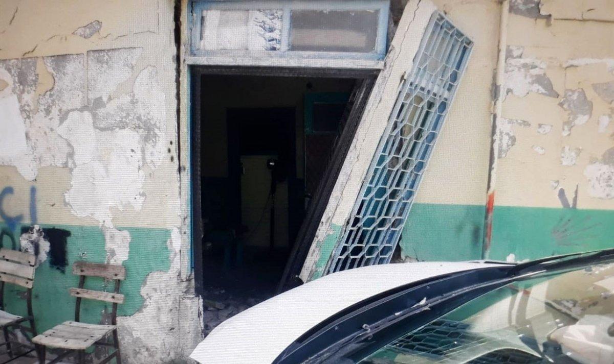 Adana'da Tarihi Demir Köprü'de 2 araç çarpıştı