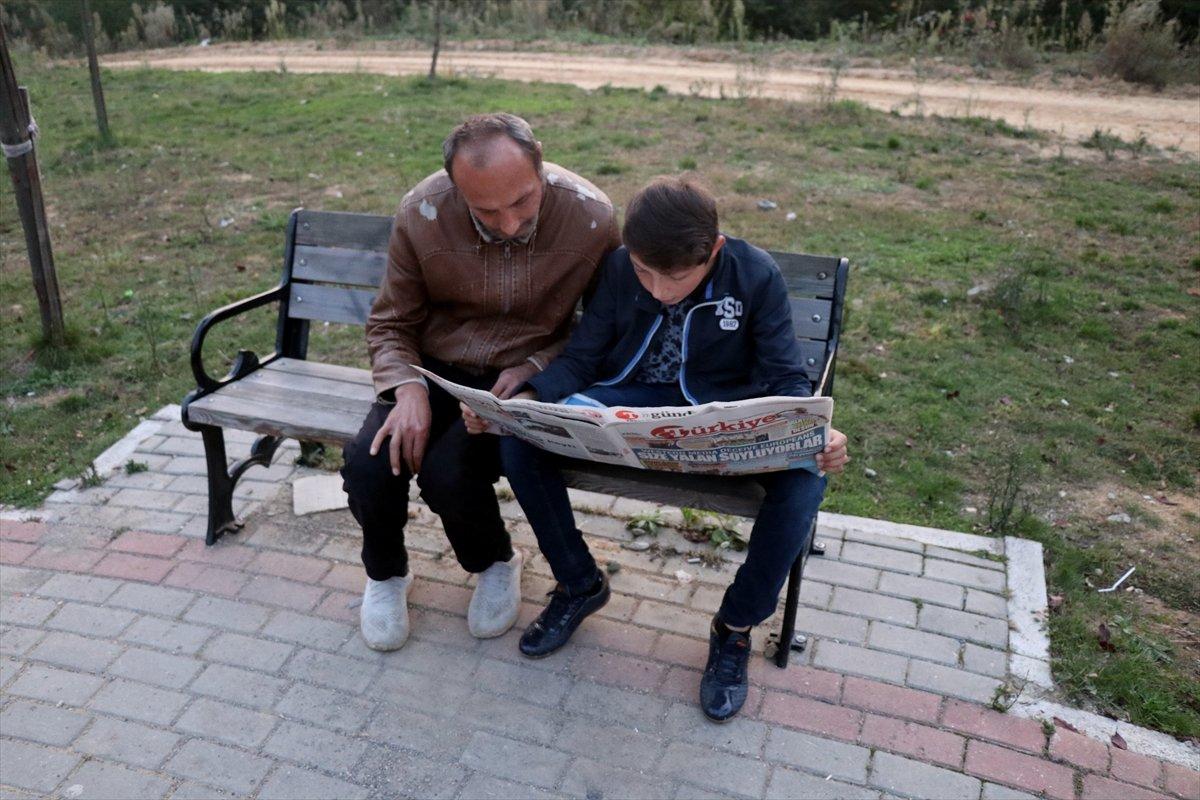 14 yaşında, engelli annesi ve babasına destek oluyor