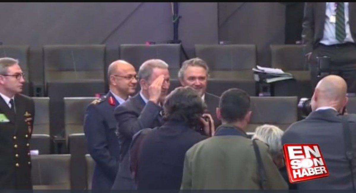 Hulusi Akar'dan asker selamı