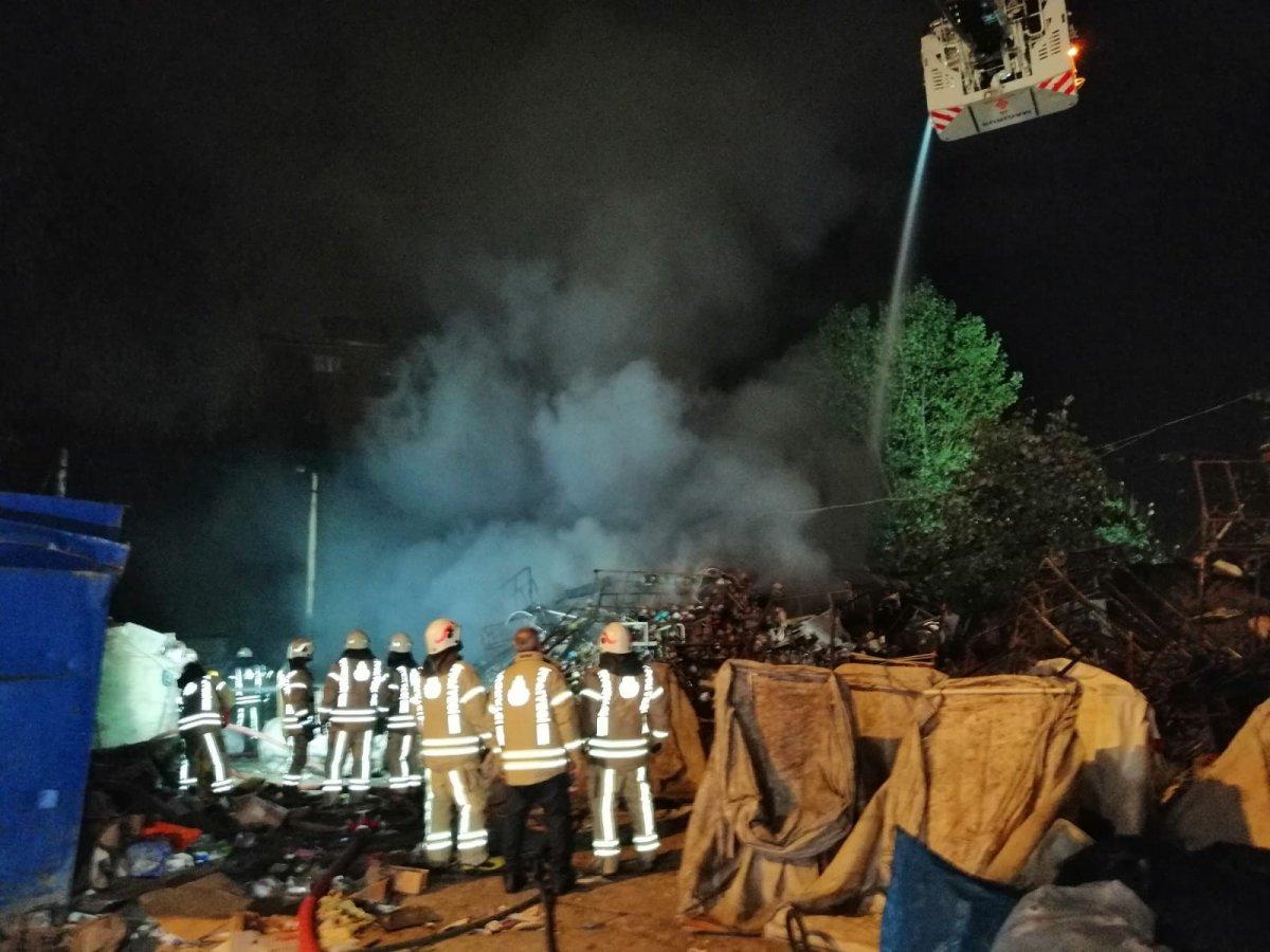 Sancaktepe'de hurdalık yandı