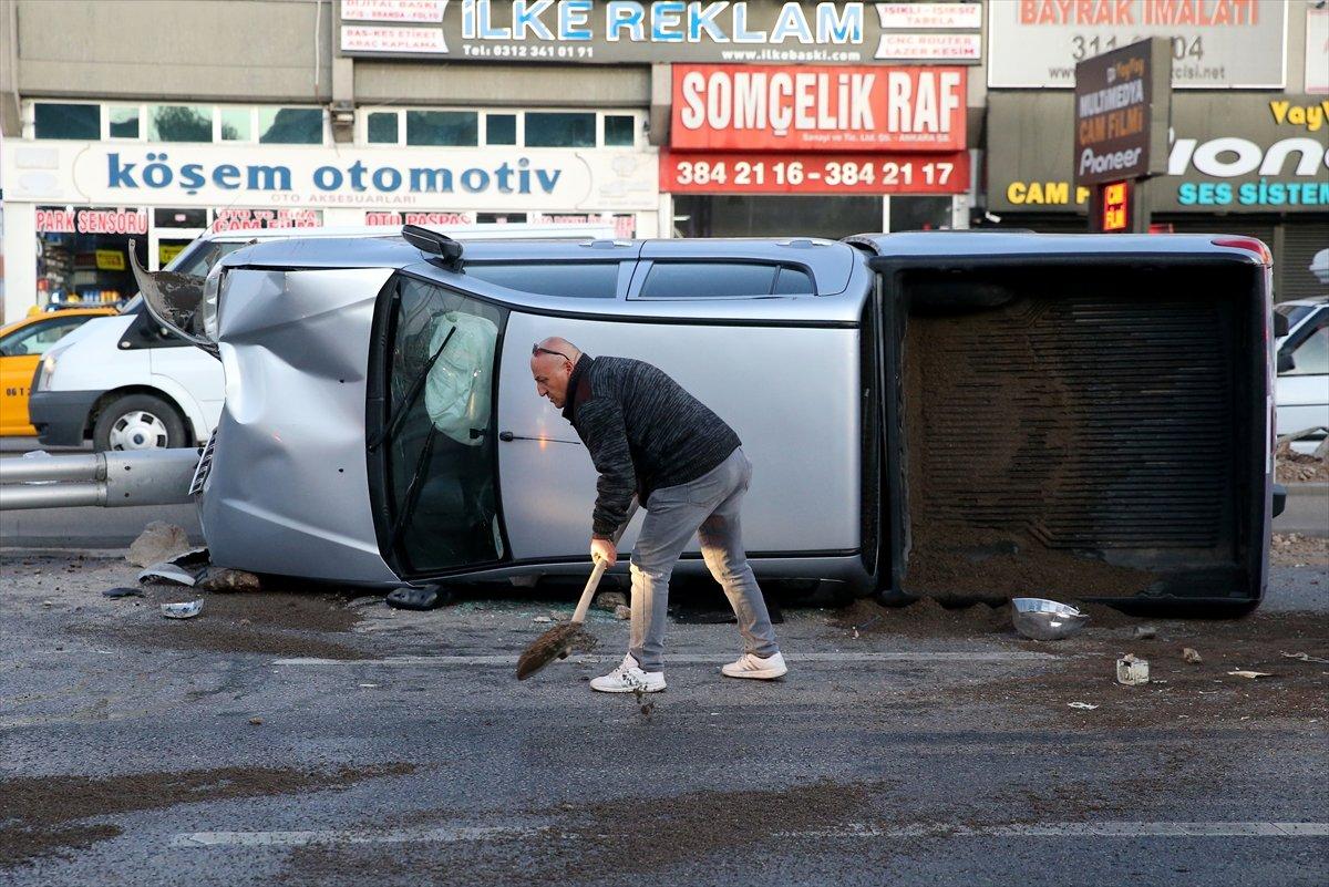 Başkentte refüje çarpan pikap devrildi