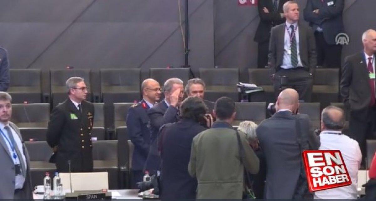 Hulusi Akar'dan asker selamı