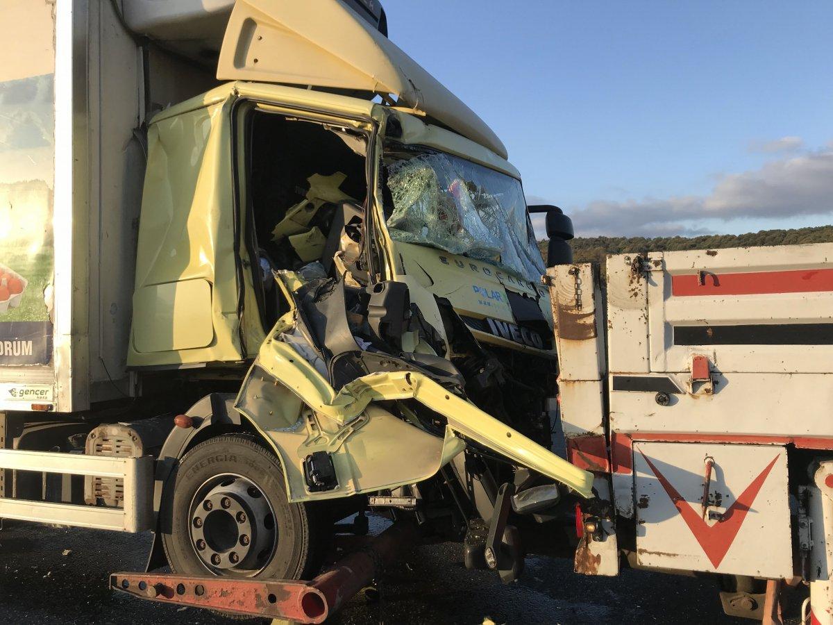 Kuzey Marmara otoyolunda tır çekiciye arkadan çarptı