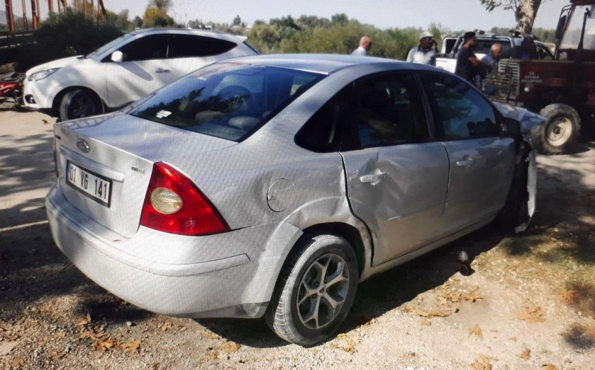 Adana'da Tarihi Demir Köprü'de 2 araç çarpıştı